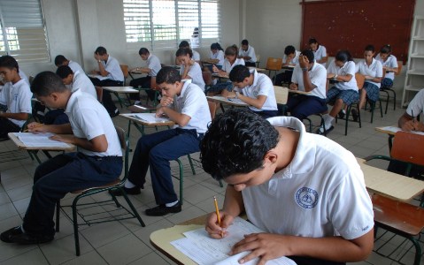 Diputados aprueban que la reinscripción sea gratis en colegios privados Diputados aprueban que la reinscripción sea gratis en colegios privados