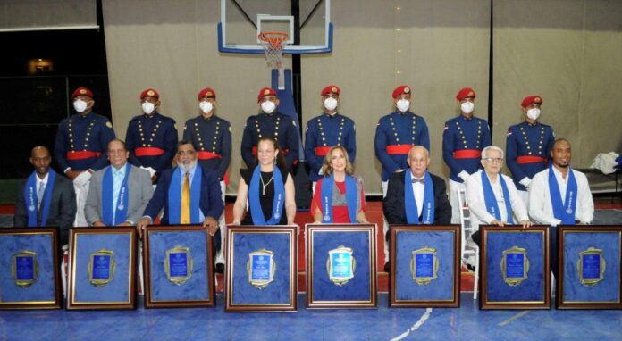 Diversas emociones en exaltación 8 deportistas en Club Naco