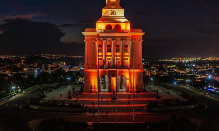 El Monumento de naranja Miguel Ponce
