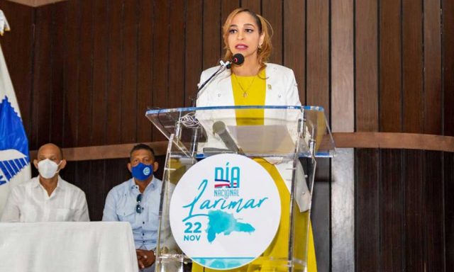 Emiten sello conmemorativo al Dia Nacional del Larimar