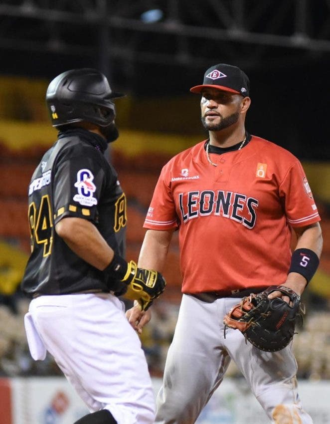Albert Pujols puso fin a una ausencia de dos semanas y regresó a la actividad el martes para aportar en el triunfo de los Leones del Escogido por 5-2 sobre las Águilas Cibaeñas en la Liga Dominicana de Béisbol.