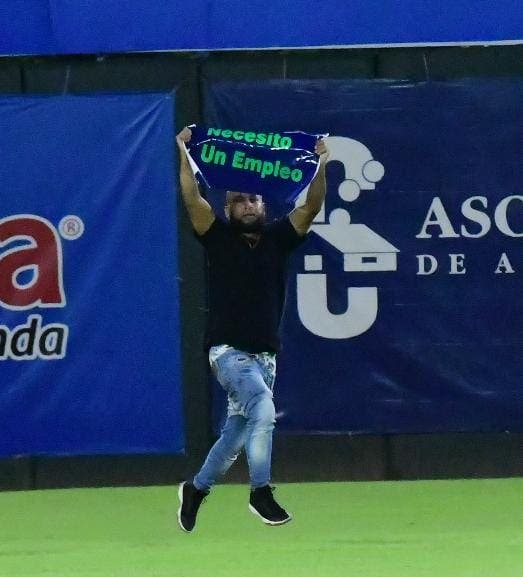 Fanatico irrumpe juego entre Aguilas y Licey con letrero para
