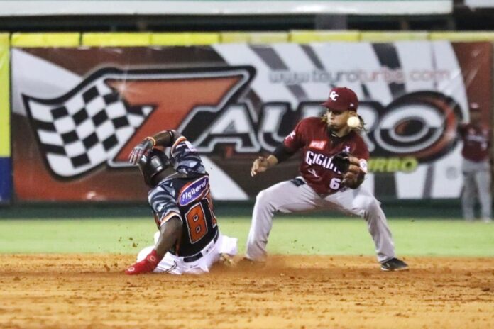 Gigantes remontan y vencen a los Toros en el Corral