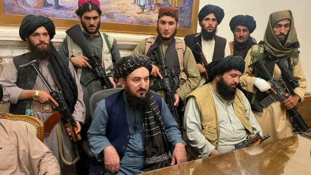 Los talibanes prohíben el uso de monedas extranjeras en Afganistán Los talibanes prohiben el uso de monedas extranjeras en Afganistan