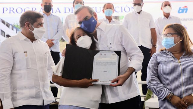 Luis Abinader entrega en Azua 650 titulos de propiedad