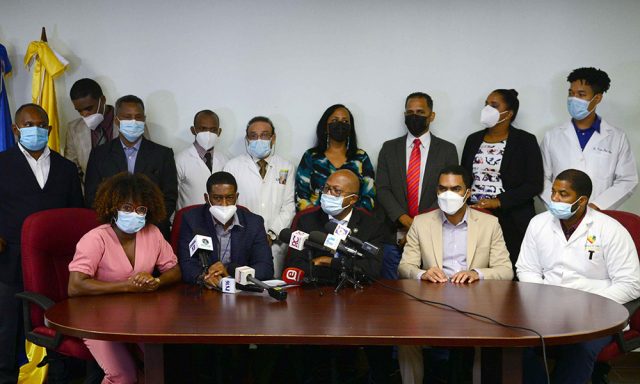 Medicos deploran metodo de pago a traves de cheques