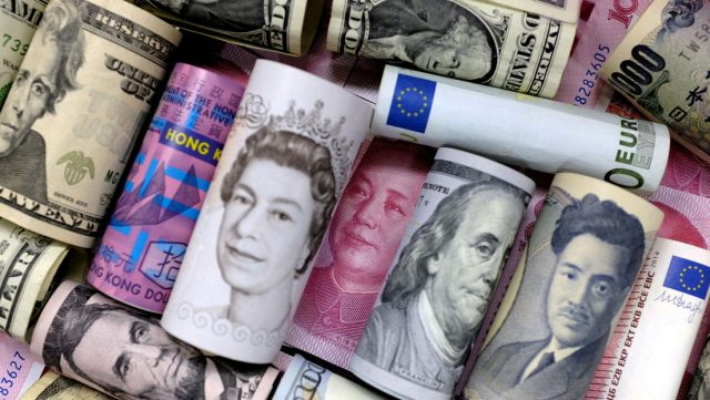 Millonario chino retira más de 780.000 dólares del banco y pide al personal que cuente los billetes a mano Millonario chino retira más de 780.000 dólares del banco y pide al personal que cuente los billetes a mano