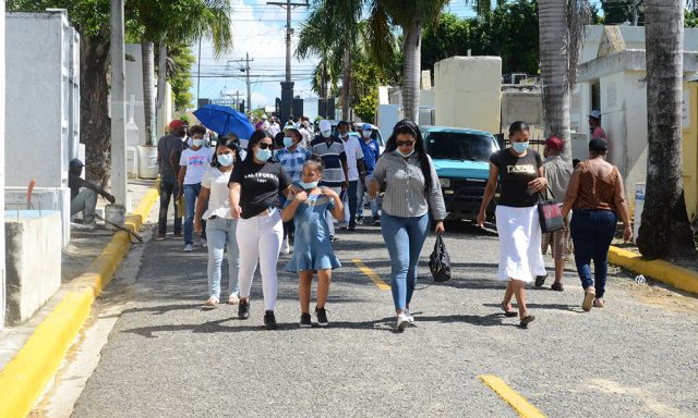 Muchos honran la memoria de los fieles difuntos su dia
