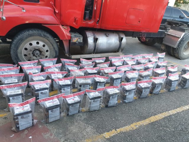 Ocupan 318 paquetes presumiblemente cocaína y apresan dos en Boca Chica Ocupan 318 paquetes presumiblemente cocaína y apresan dos en Boca Chica