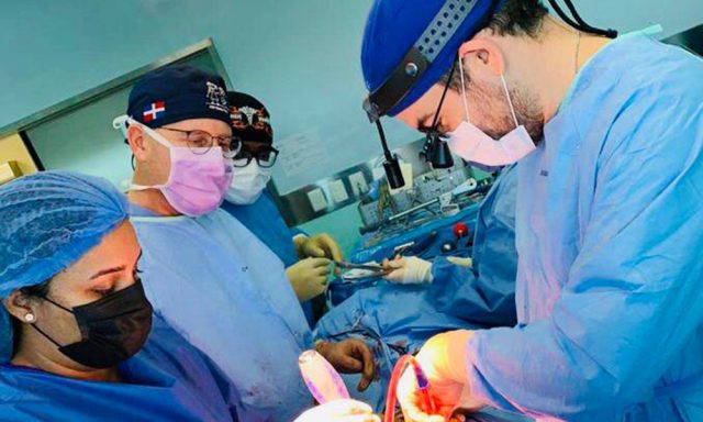 Operan 15 ninos con deformacion de la columna