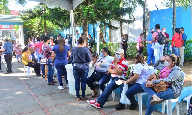 Pese a tediosa fila favorecen cobro por cheque