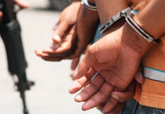 Policía apresa a hombre por sustraer varios artículos de residencias Policía apresa a hombre por sustraer varios artículos de residencias