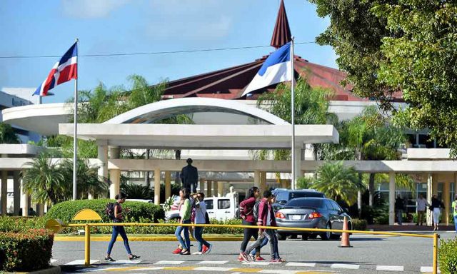 Profesores y empleados de la UASD paralizan sus labores