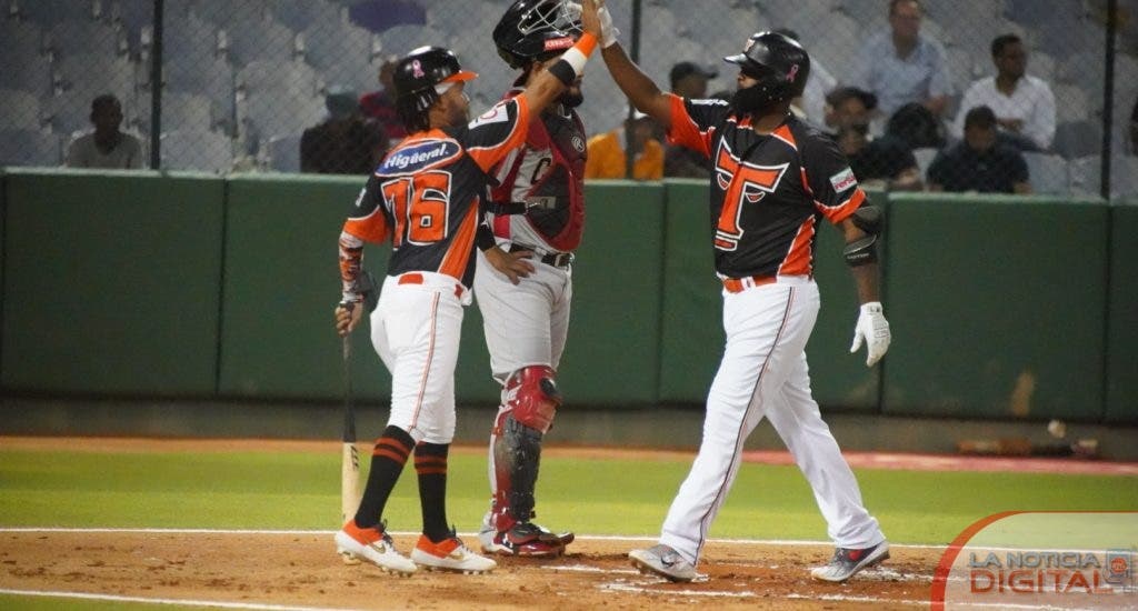 Toros vencen Leones con jonrones de Puig y Florimon