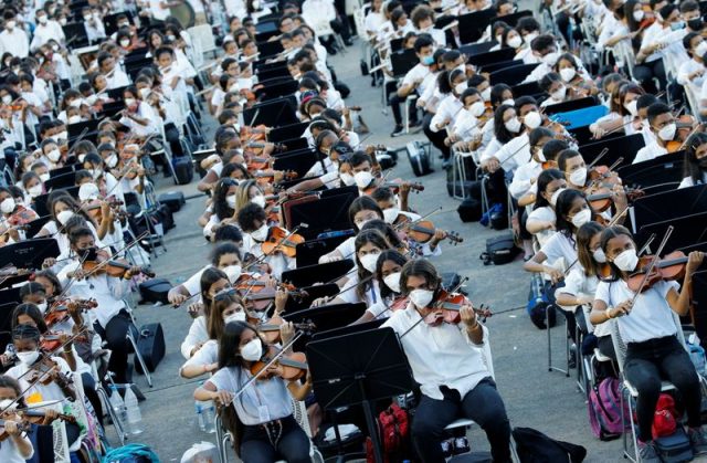 Imagen de archivo de músicos del Sistema Nacional de Orquestas Juveniles e Infantiles interpretando música como parte de sus esfuerzos por batir el récord mundial Guinness a la orquesta más grande del mundo, en Caracas, Venezuela. 13 de noviembre, 2021. REUTERS/Leonardo Fernandez Viloria Imagen de archivo de músicos del Sistema Nacional de Orquestas Juveniles e Infantiles interpretando música como parte de sus esfuerzos por batir el récord mundial Guinness a la orquesta más grande del mundo, en Caracas, Venezuela. 13 de noviembre, 2021. REUTERS/Leonardo Fernandez Viloria