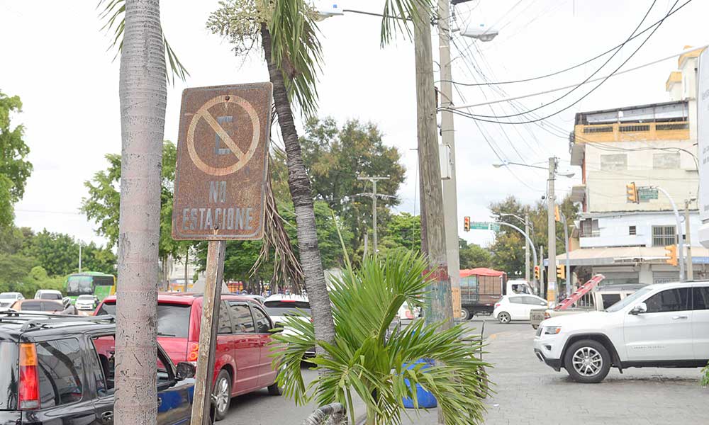 1638513003 306 Cuelgan hasta un suape en la senal de transito