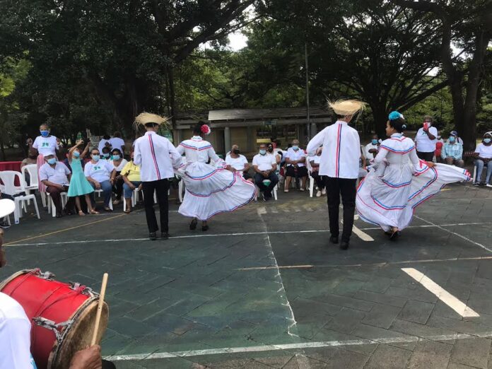 Fundoproam celebra fiesta navideña con envejecientes de SDE