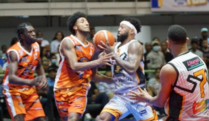 Antonio Guzmán y Cambelén ganan en basket Higüey