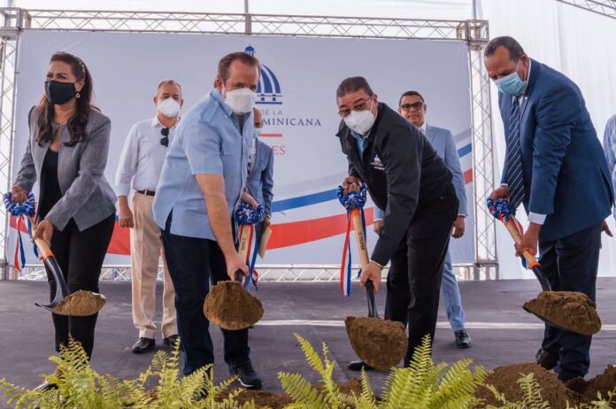 Camacho y Paliza  inician construcción  de polideportivo