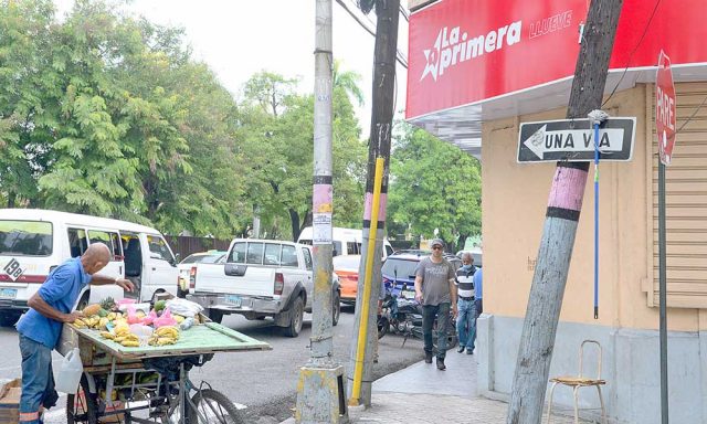 Cuelgan hasta un suape en la senal de transito
