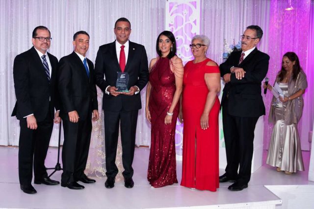Distinguen al senador Carlos Gómez con Galardón Distinguen al senador Carlos Gómez con Galardón