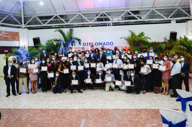 Edesur gradúa 156 periodistas y comunicadores en su 1er. Diplomado Edesur gradúa 156 periodistas y comunicadores en su 1er. Diplomado