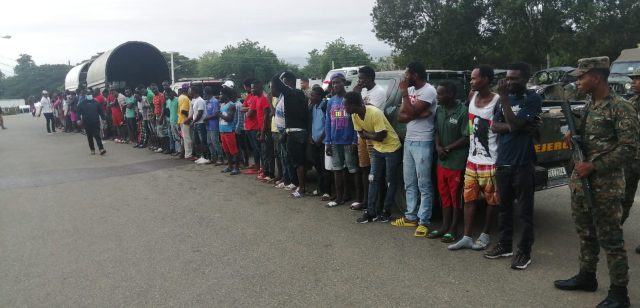 Ejército detiene otros 91 haitianos en al Línea Noreste Ejército detiene otros 91 haitianos en al Línea Noreste