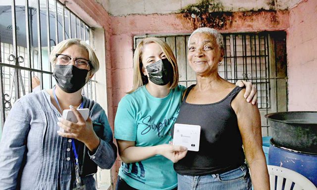 Entregan Bono Navideno en siete provincias