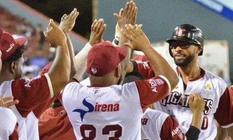 El inicialista cubano Henry Urrutia tuvo un explosivo arranque en la semifinal del campeonato de béisbol invernal dominicano