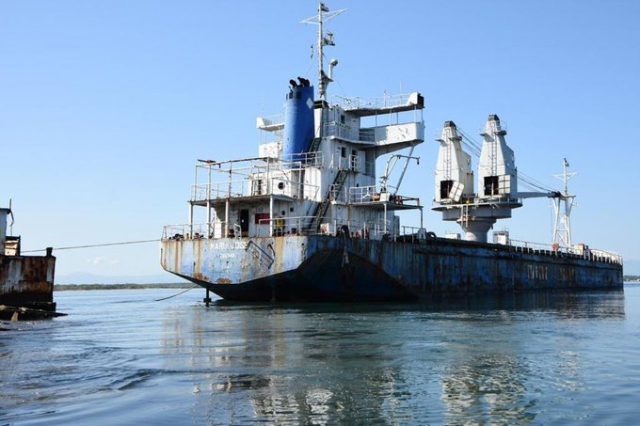 Retiran embarcación que amenazaba los Manglares de Estero Balsa Retiran embarcación que amenazaba los Manglares de Estero Balsa