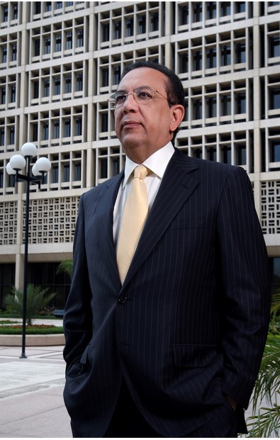 Revista Pan Finance galardona a Héctor Valdez Albizu como Gobernador de Banco Central del Año 2021, región Latinoamérica