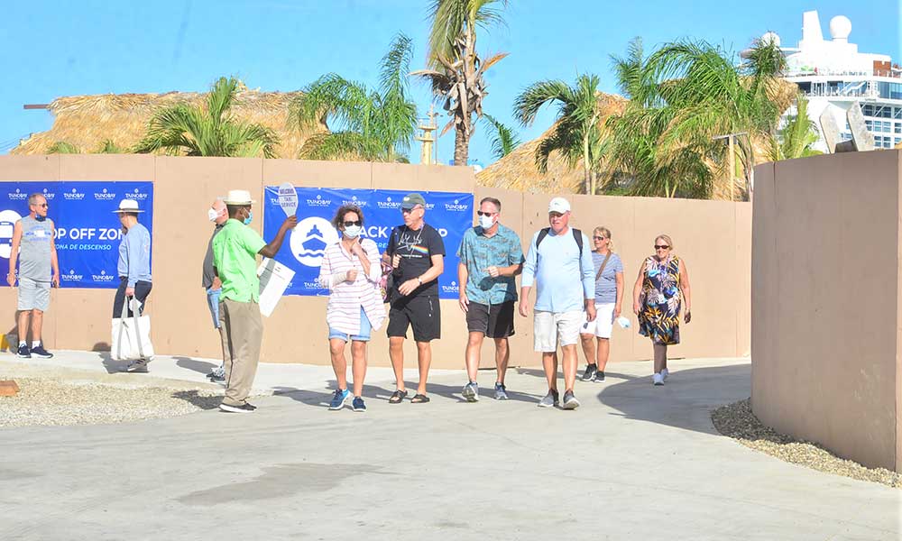 1641458121 6 Cruceristas llegan en forma masiva a Puerto Plata