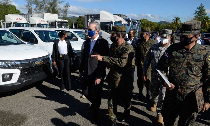 Presidente entrega 36 vehículos para labores de FF.AA.
