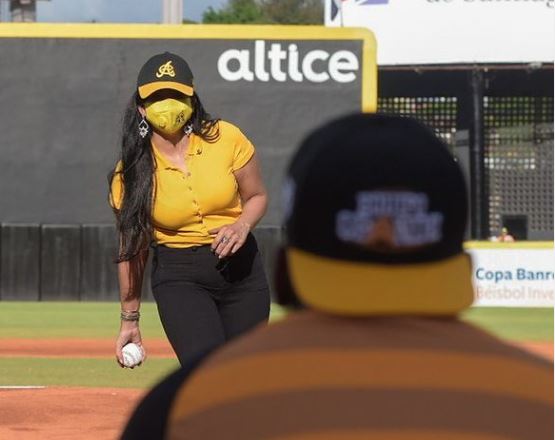 1641769279 203 Yeni Berenice y Wilson Camacho lanzan primera bola en partido
