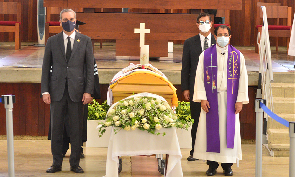 1643097199 355 Sepultan restos de monsenor Agripino Nunez Collado