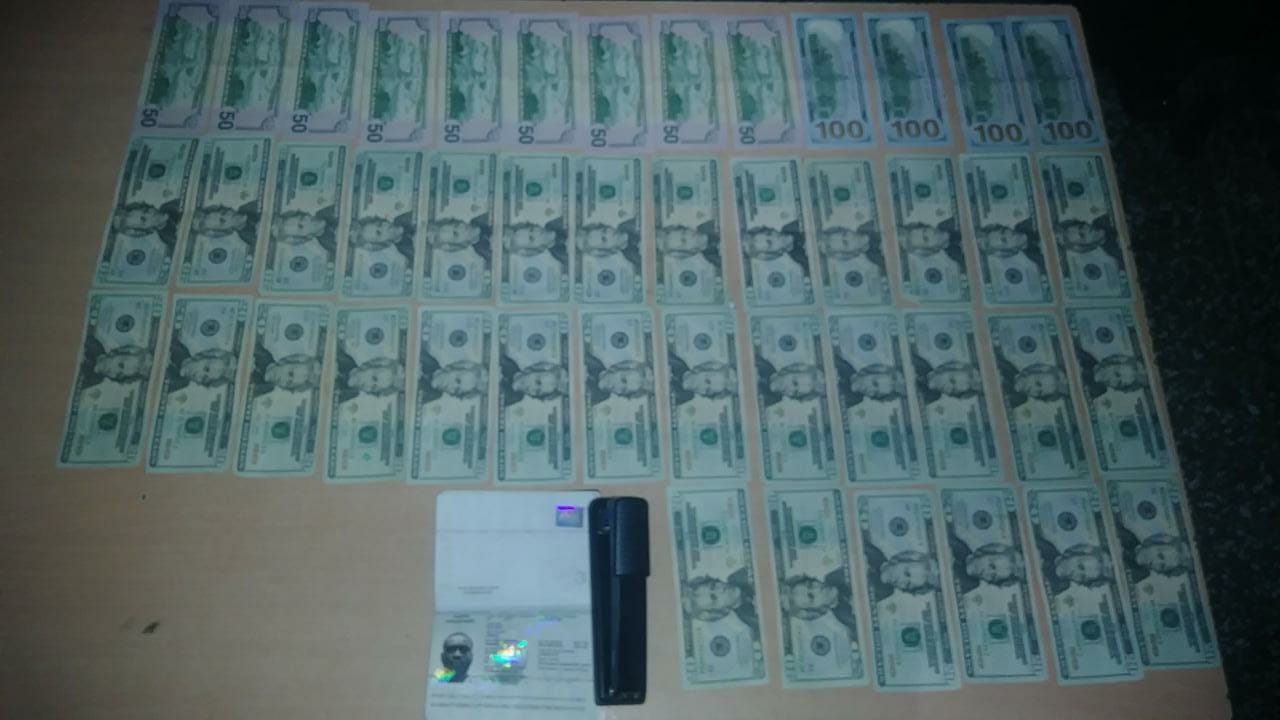 1643319473 410 Detienen haitiano con 26 pasaportes sin visado y dinero en
