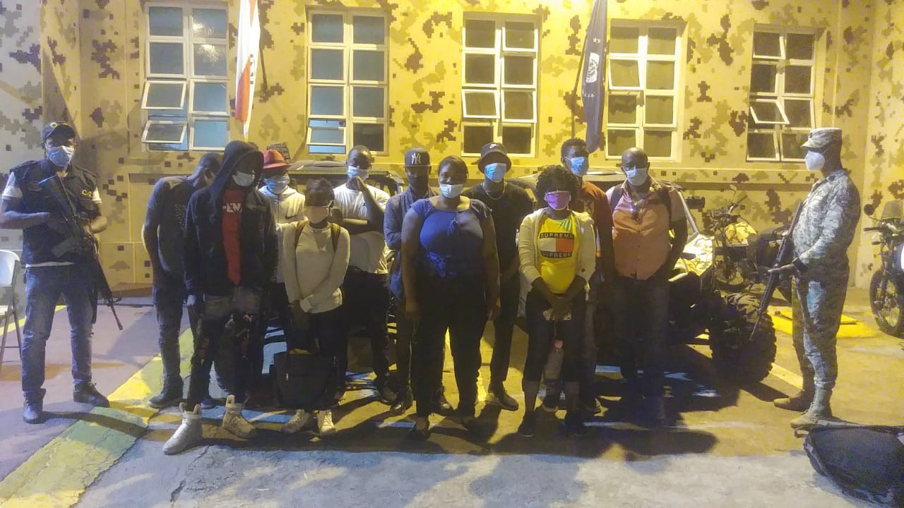1643319474 135 Detienen haitiano con 26 pasaportes sin visado y dinero en