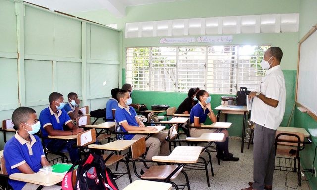 Autoridades evaluan reinicio de clases por aumento de casos de