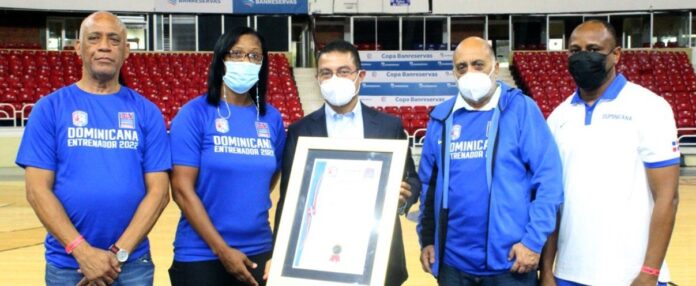 Colegio Entrenadores reconoce a Miguel Camacho