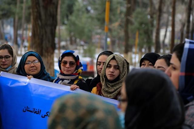 Decenas de mujeres protestan en Kabul contra la opresión de los talibanes Decenas de mujeres protestan en Kabul contra la opresión de los talibanes
