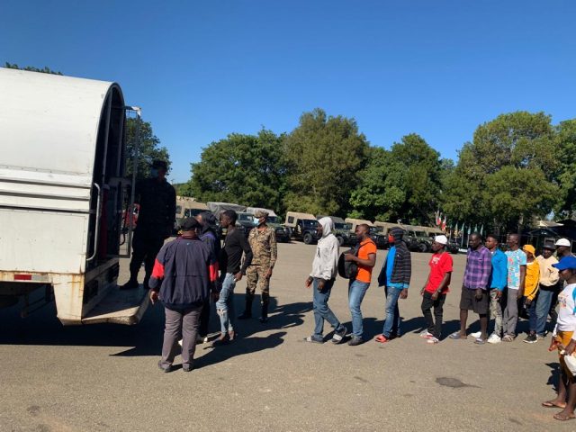 Detienen 150 haitianos en la frontera, entre ellos nueve embarazadas Detienen 150 haitianos en la frontera, entre ellos nueve embarazadas