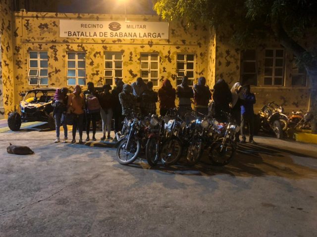 Detienen 16 haitianos ilegales que se transportaban en motocicletas Detienen 16 haitianos ilegales que se transportaban en motocicletas