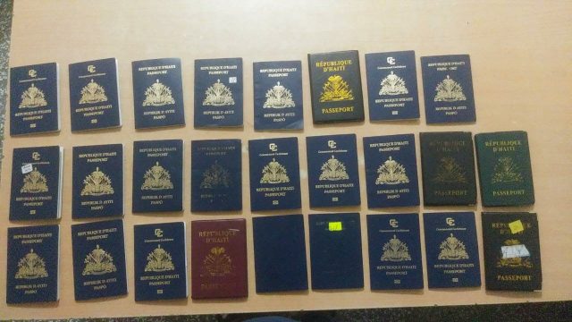 Detienen haitiano con 26 pasaportes sin visado y dinero en