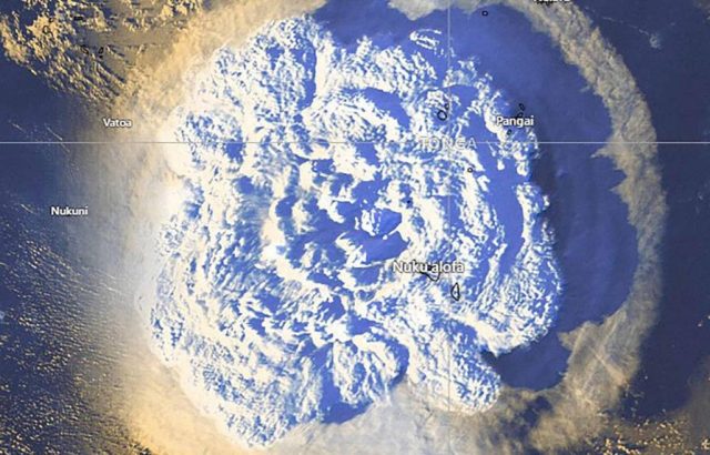 Una imagen satelital entregada por los Servicios Meteorológicos de Tonga, Gobierno de Tonga, muestra una erupción explosiva del volcán Hunga Tonga-Hunga Haapai, (EFE) Una imagen satelital entregada por los Servicios Meteorológicos de Tonga, Gobierno de Tonga, muestra una erupción explosiva del volcán Hunga Tonga-Hunga Haapai, (EFE)