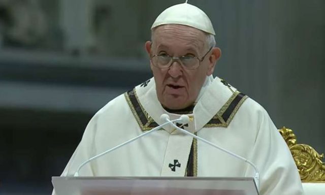 El papa defiende la fe que desafia las logicas oscuras