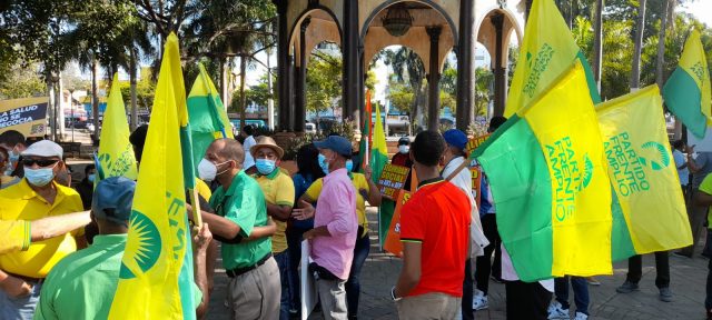 Con pancartas en manos y consignas aludiendo a la causa, decenas de manifestantes se reunieron desde tempranas horas de la mañana en el Parque Enriquillo de la Avenida Duarte Con pancartas en manos y consignas aludiendo a la causa, decenas de manifestantes se reunieron desde tempranas horas de la mañana en el Parque Enriquillo de la Avenida Duarte