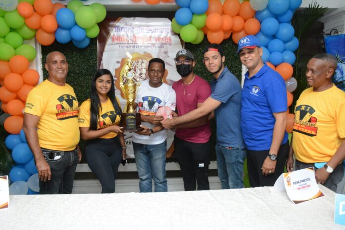 Gabriel Michell conquista primer lugar torneo dominó