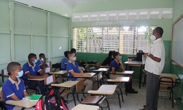 De una matrícula estudiantil de 291 estudiantes, ayer volvieron al plantel escolar unos 190. De una matrícula estudiantil de 291 estudiantes, ayer volvieron al plantel escolar unos 190.