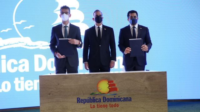 Gobierno firma acuerdos por US$1,400 millones con aerolíneas Españolas Gobierno firma acuerdos por US$1,400 millones con aerolíneas Españolas