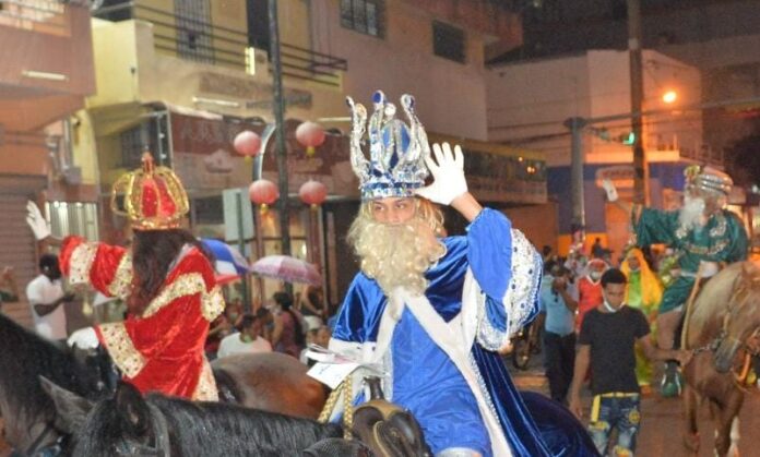Melchor, Gaspar y Baltasar no le pararon a las lluvias y culminaron a pie el tradicional desfile por el DN